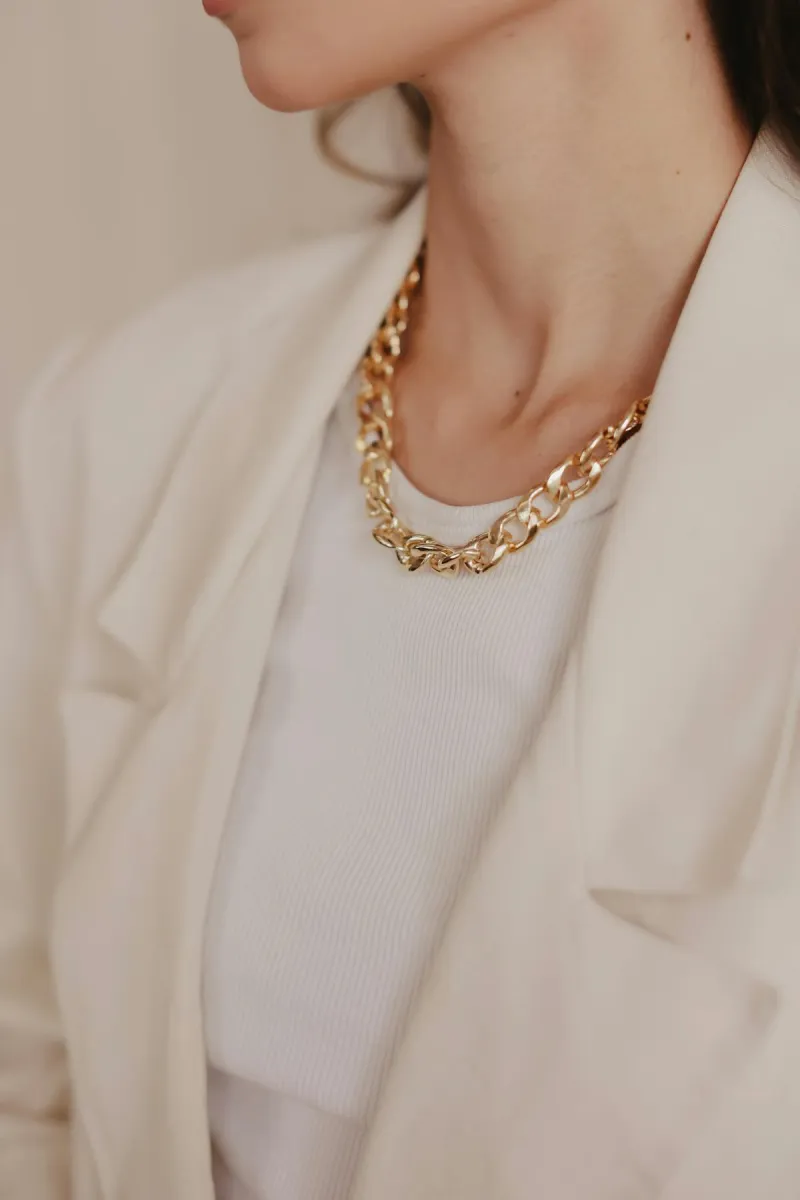 Elegant gold chain necklace